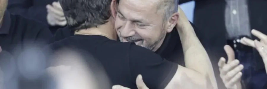 el-intendente-mario-secco-abraza-axel-kicillof